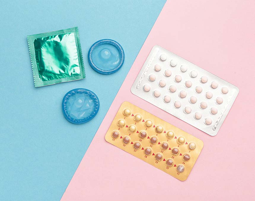 Imagen con fondo dividido en azul y rosa. Del lado azul hay condones masculinos y del lado rosa, pastillas anticonceptivas