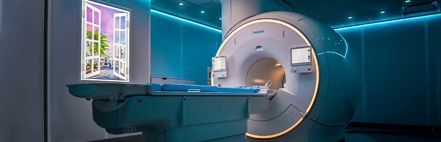 Equipo de resonancia magnética de Hospital Angeles Pedregal en un cuarto amplio, iluminado con una luz azul