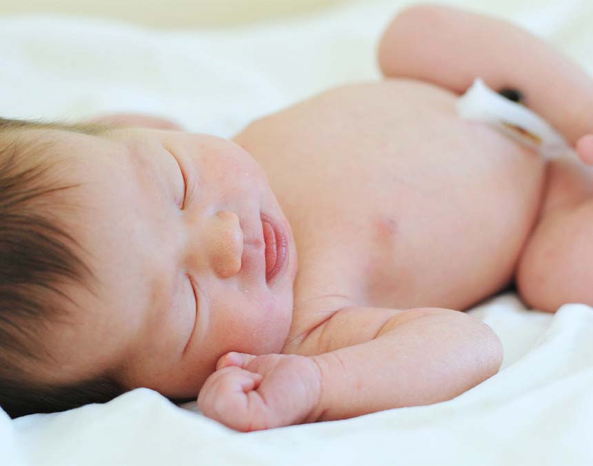 Bebé recién nacido con el cordón umbilical