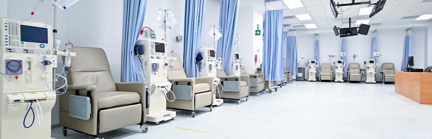 Sala de hemodiálisis del Hospital Angeles Ciudad Juárez con siete máquinas de diálisis blancas y siete sillones grises