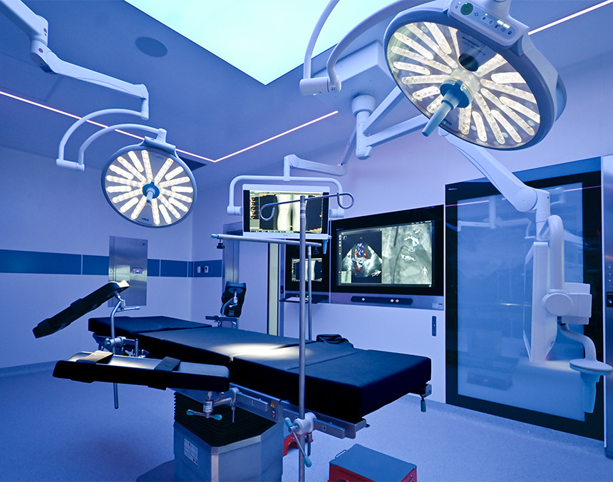 Quirófano inteligente de Centro Sur con camilla quirúrgica, dos lámparas, monitor y pantallas