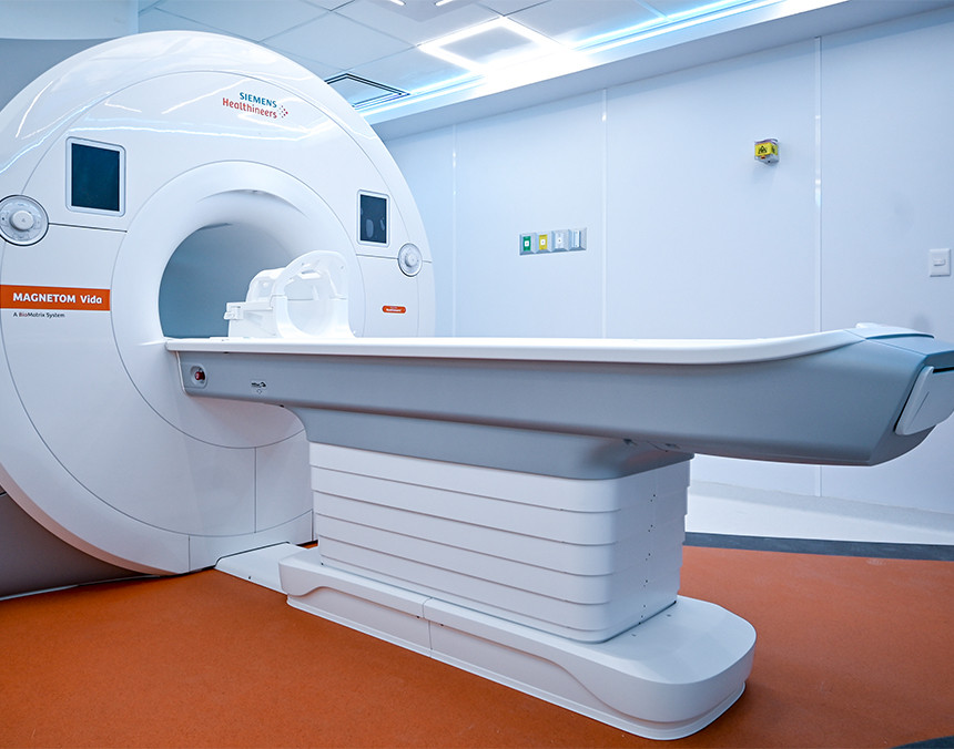 Vista frontal de un equipo de resonancia magnética del Hospital Angeles Centro Sur de color blanco en un cuarto amplio