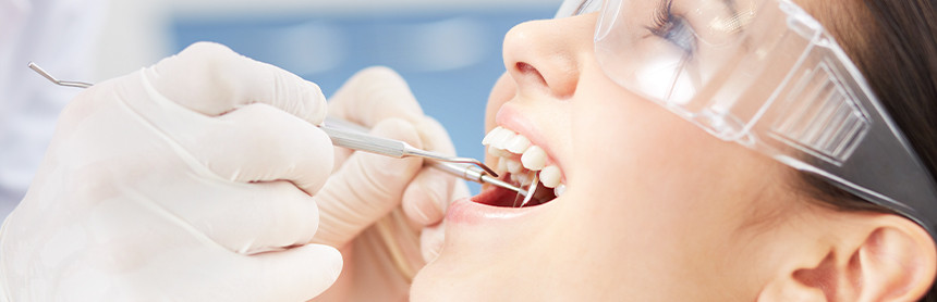 Dentista realizando un examen dental a una paciente