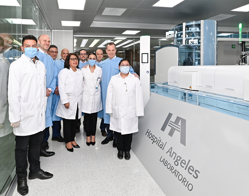 Grupo de médicos y empresarios en la inauguración del Laboratorio Central en Hospital Angeles Pedregal