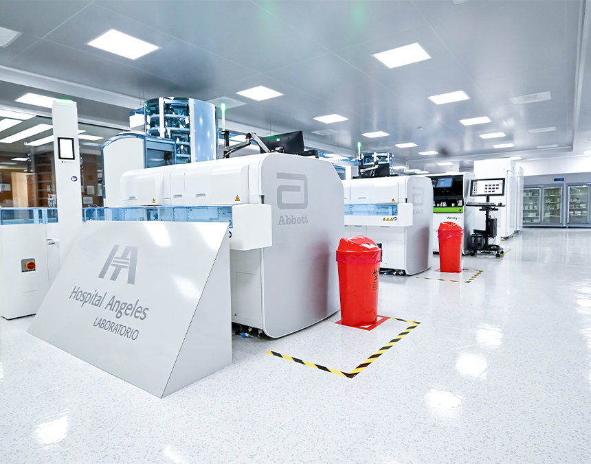 Laboratorio Central Angeles, con equipo médico de gama alta de color blanco con azul, y dos botes para residuos peligrosos