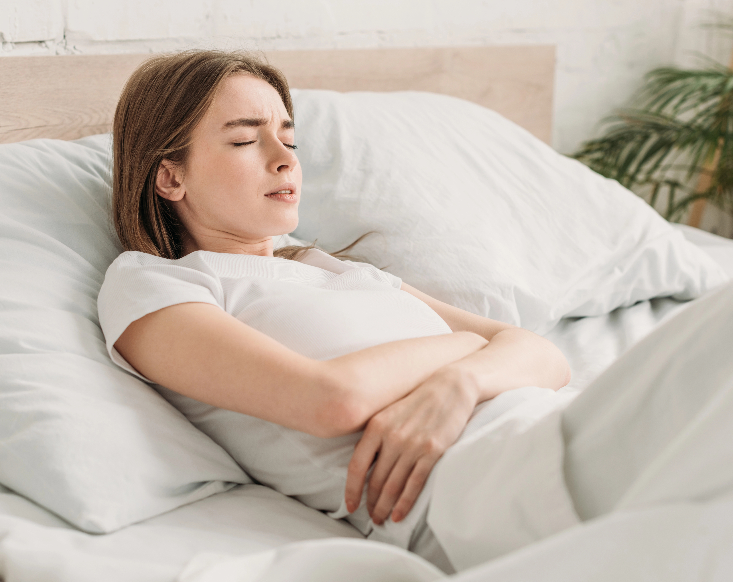 Persona con dolor abdominal por cáncer de hígado.