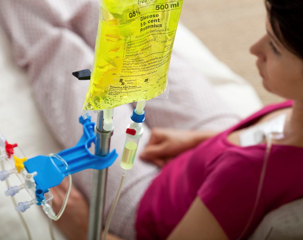 Paciente oncológica recibiendo tratamiento de quimioterapia en Hospital Angeles.