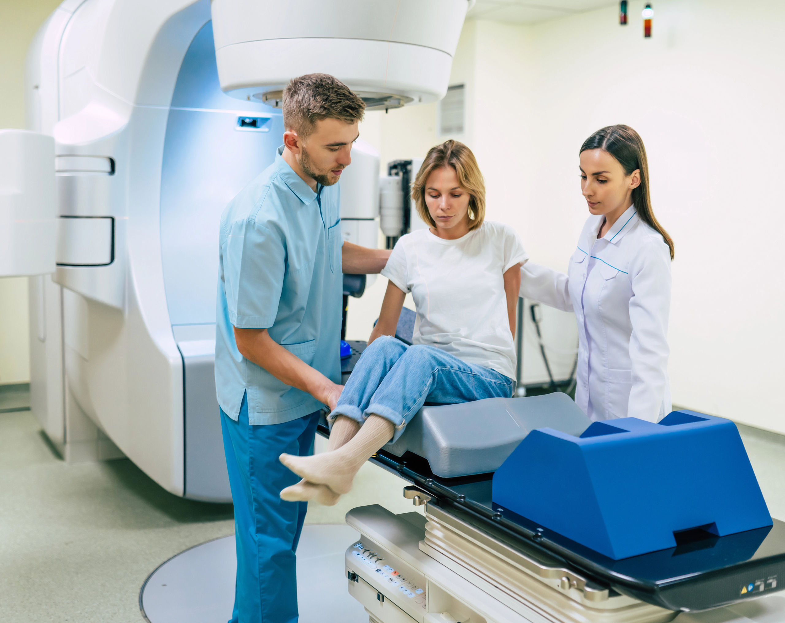 Paciente oncológica recibiendo tratamiento de. radioterapia