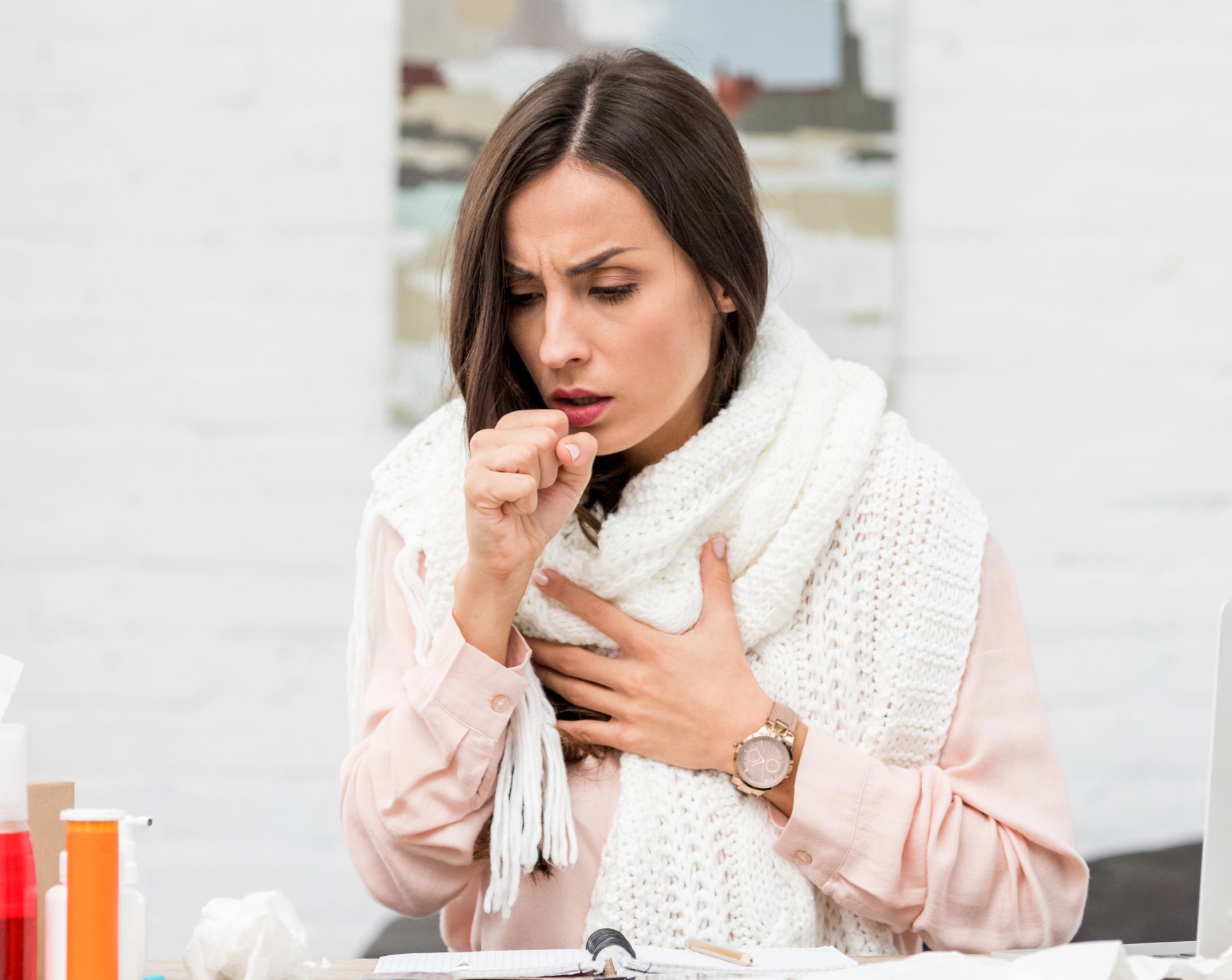 Mujer de mediana edad sufre tos persistente, síntoma de EPOC.