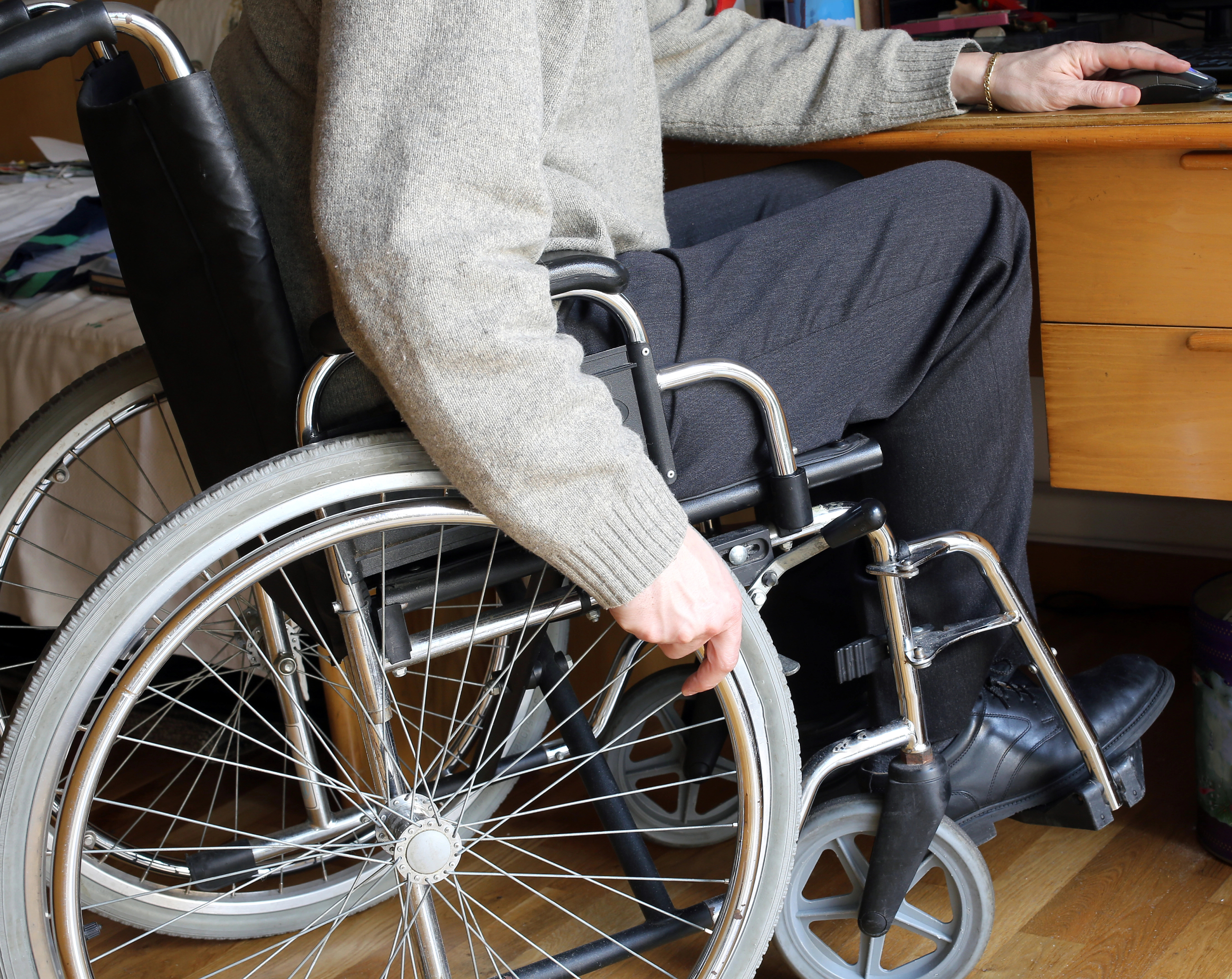 persona en silla de ruedas por esclerosis múltiple