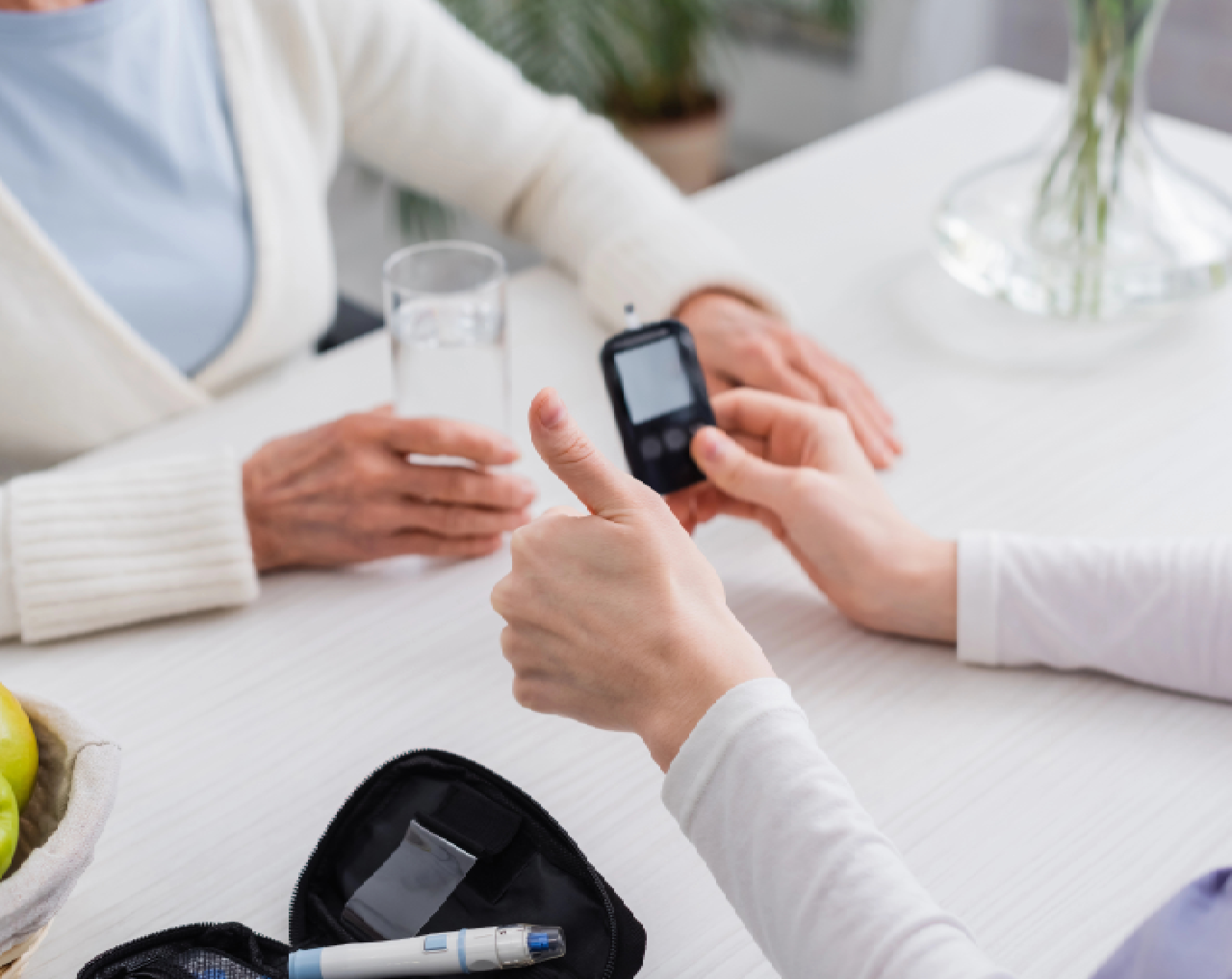 Enfermera le explica a la paciente cómo medirse la glucosa.