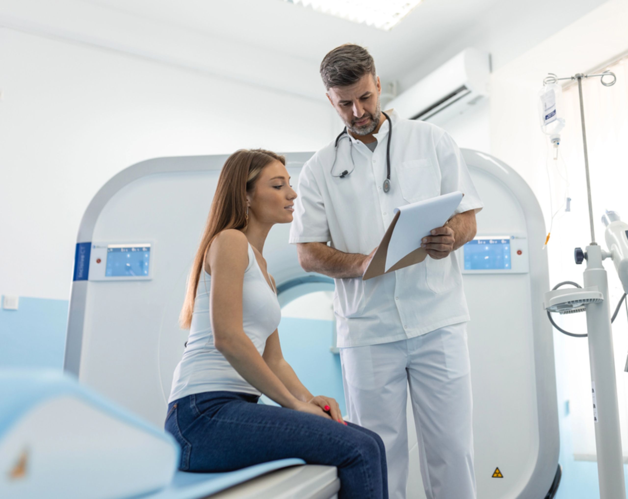 Médico especialista en imagenología explica a una paciente los resultados de una radiografía, uno de los estudios que pueden utilizarse para diagnosticar una hernia hiatal.