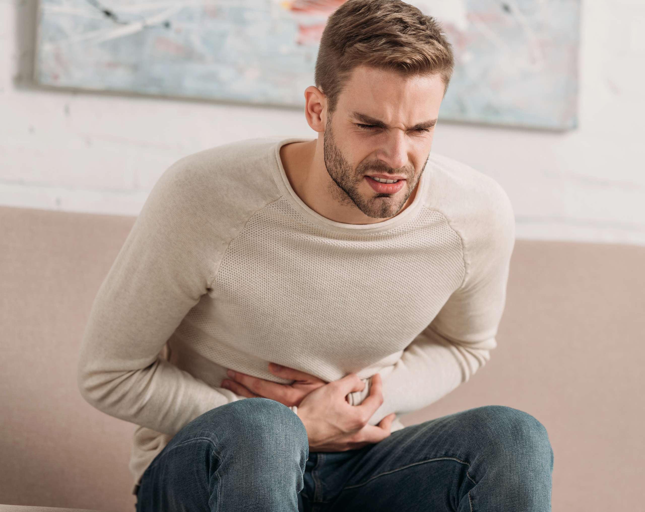 Persona con dolor abdominal por cáncer de colon.