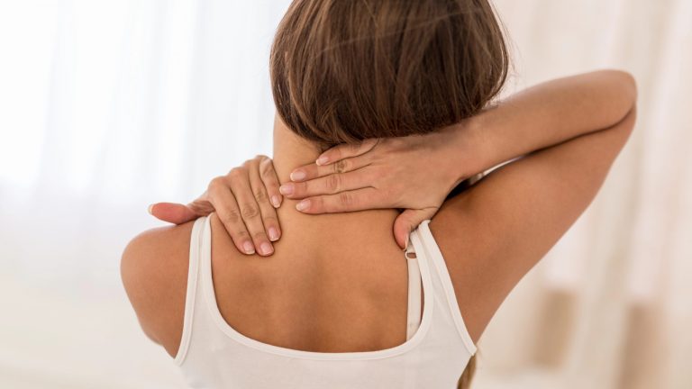 ¿Qué es un esguince cervical? Causas y tratamiento