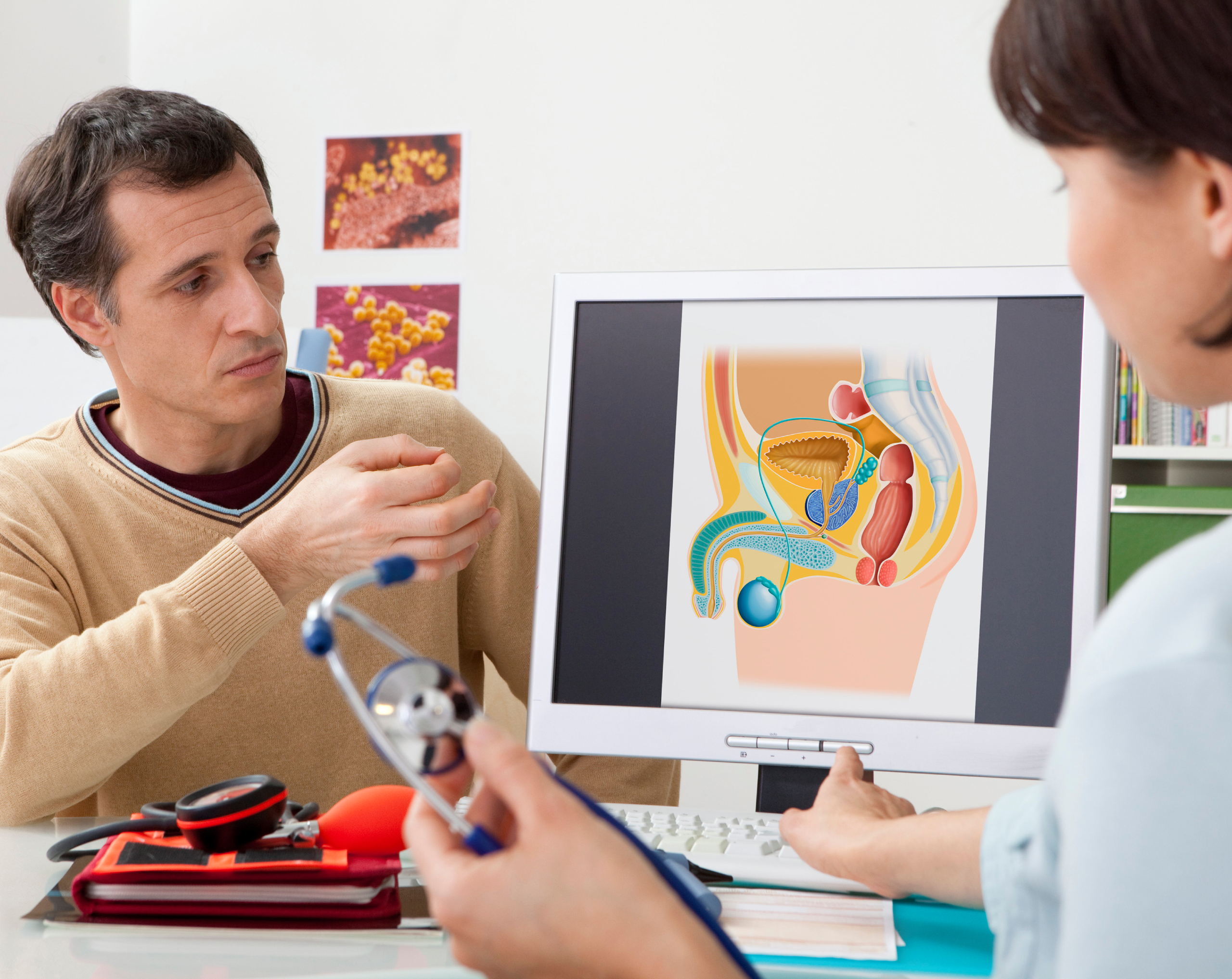Paciente masculino acude al consultorio médico para dar seguimiento a la hiperplasia de próstata.
