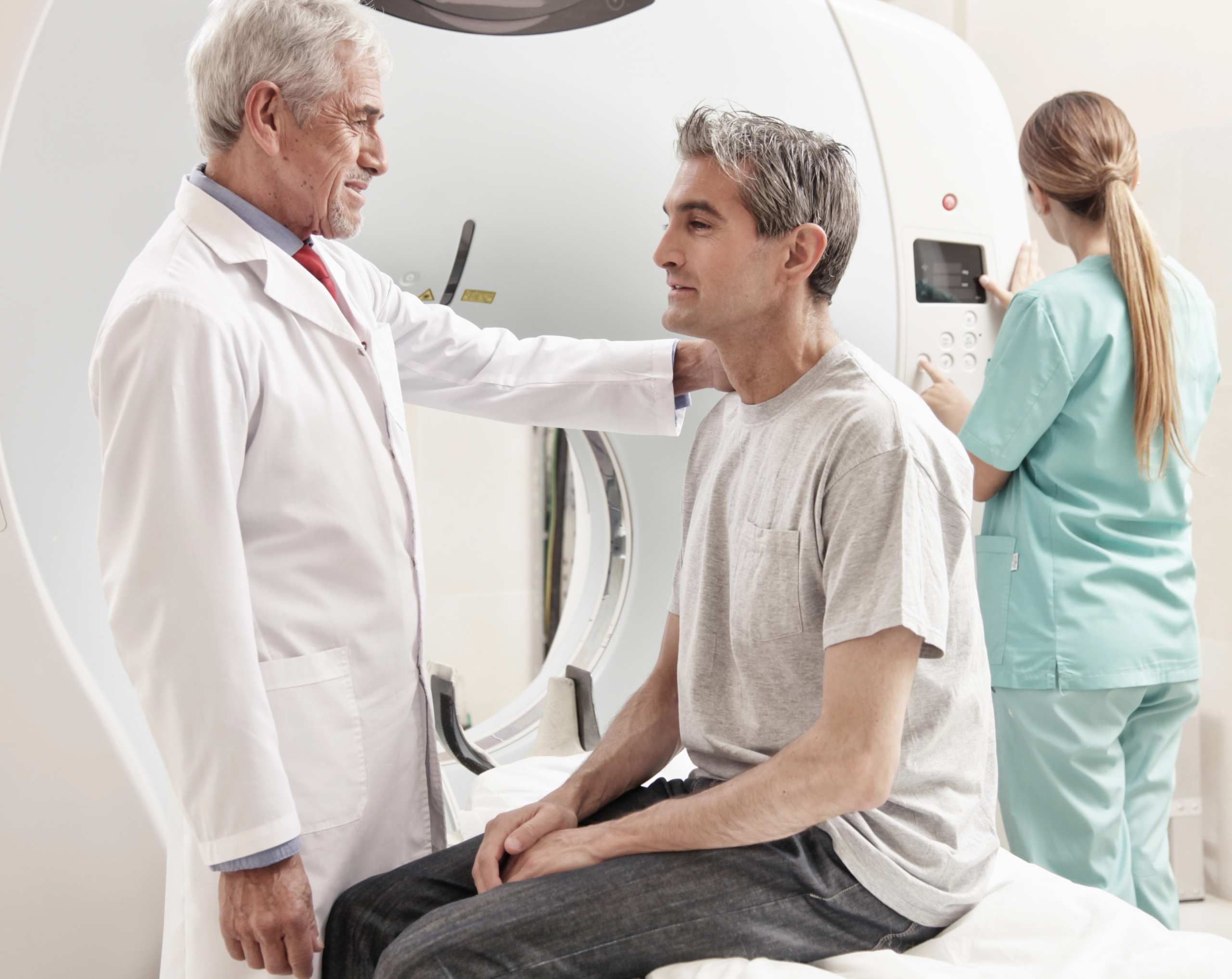 Paciente con un tipo de cáncer durante una consulta médica.