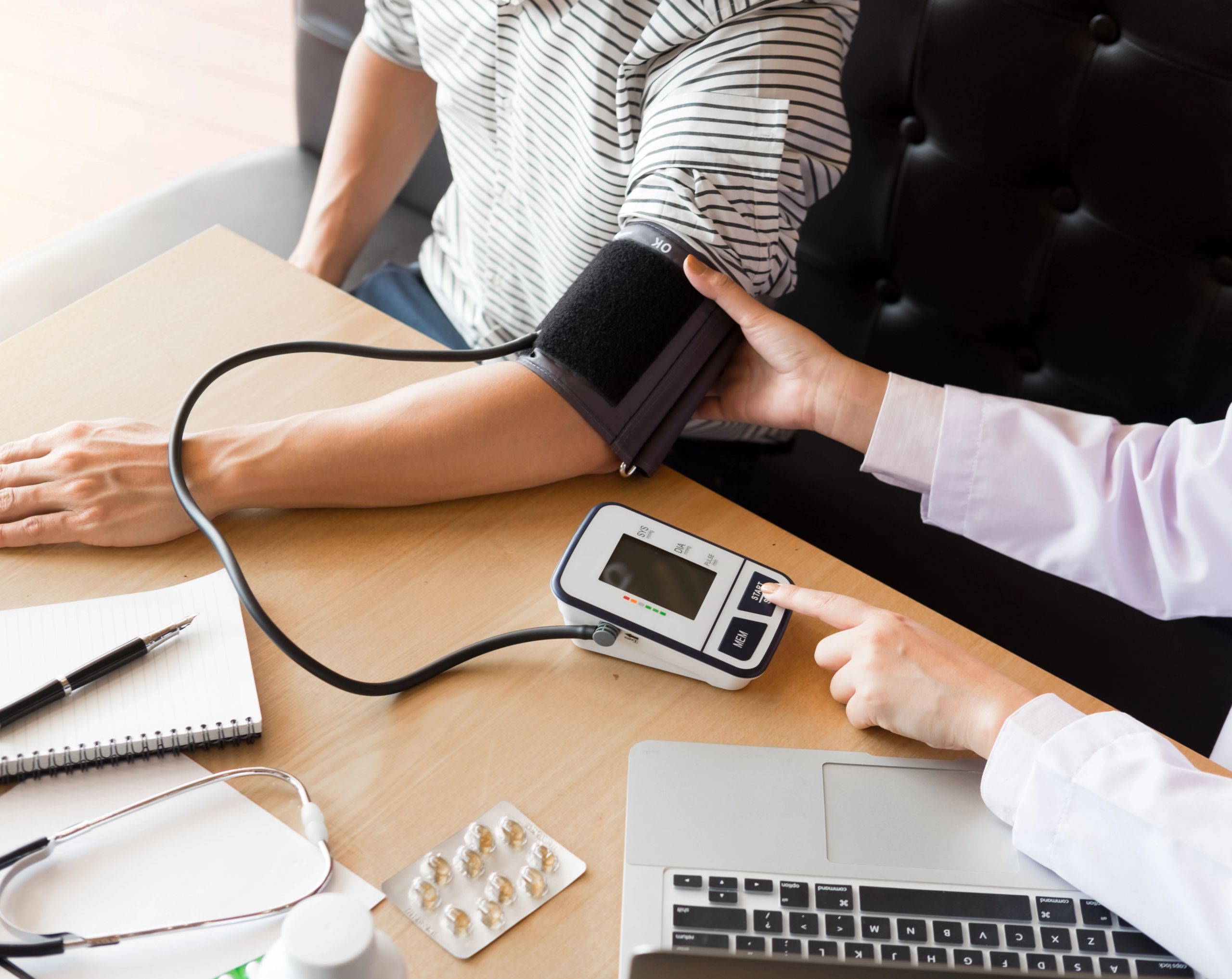 Médico revisando la presión arterial de paciente con síntomas de septicemia