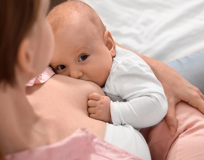 mama y bebe durante el proceso de lactancia materna