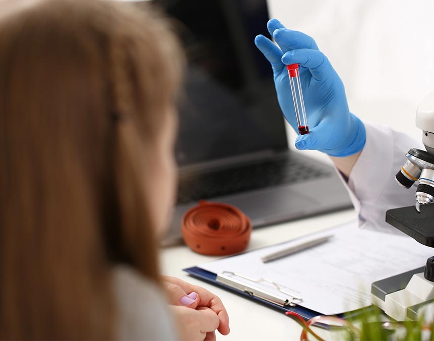 Médico sosteniendo una toma de sangre, paciente de frente.