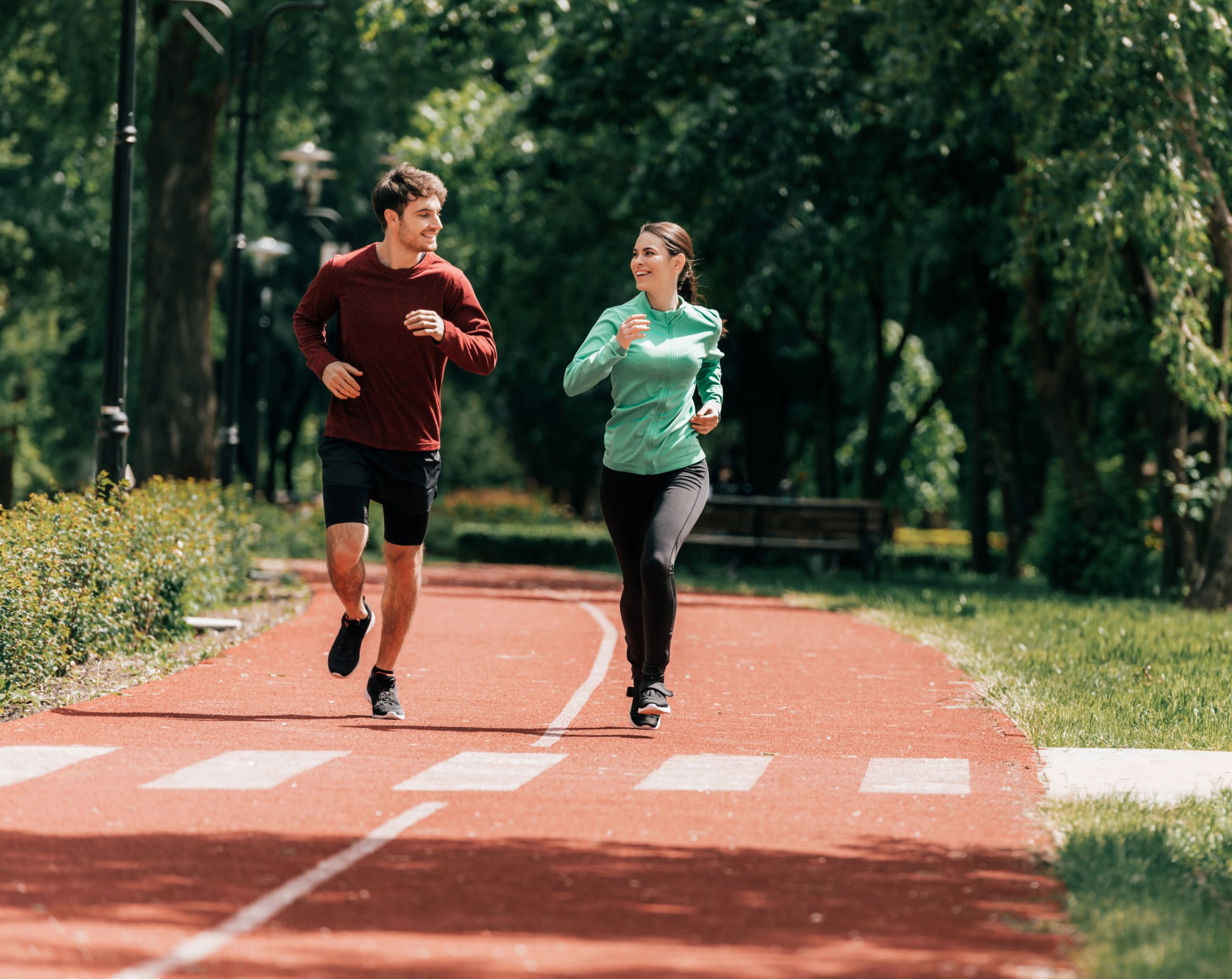 Persona realizando actividad física al aire libre para reducir el tiempo frente a las pantallas y mejorar la salud mental y el bienestar emocional.
