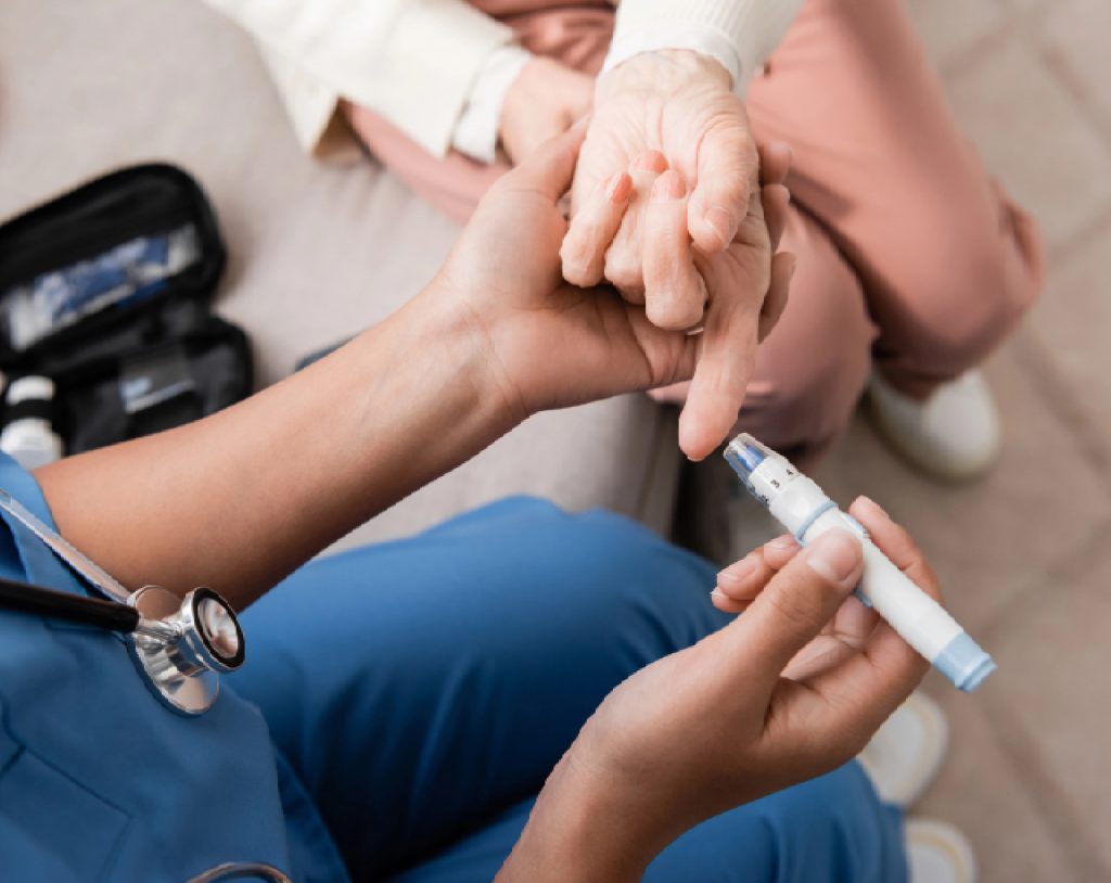 Enfermera hace prueba de glucosa en sangre a una paciente mujer como parte de un checkup femenino de salud.