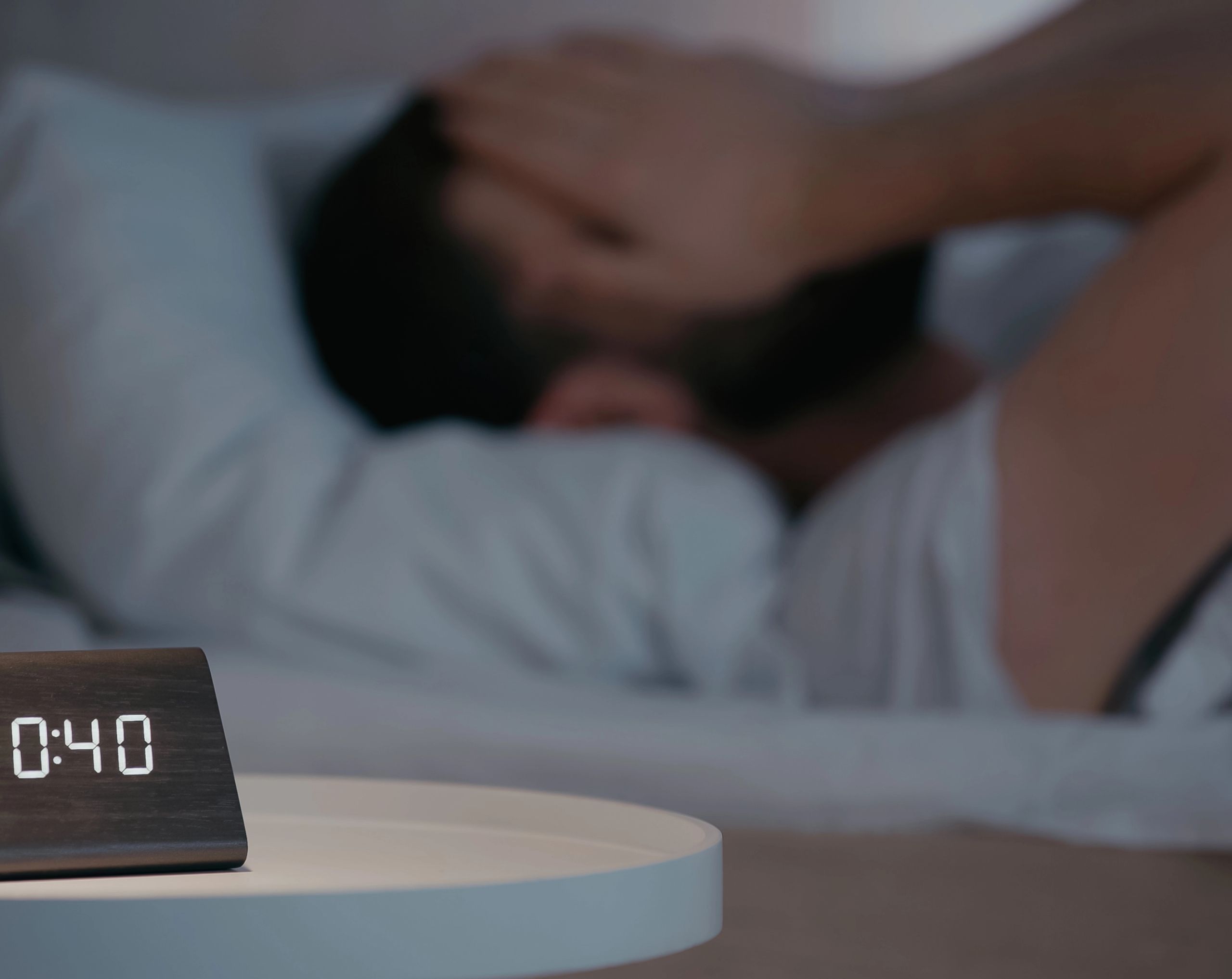 Uso excesivo del celular: persona con insomnio por el uso del teléfono móvil antes de dormir y afectaciones en la calidad del sueño.