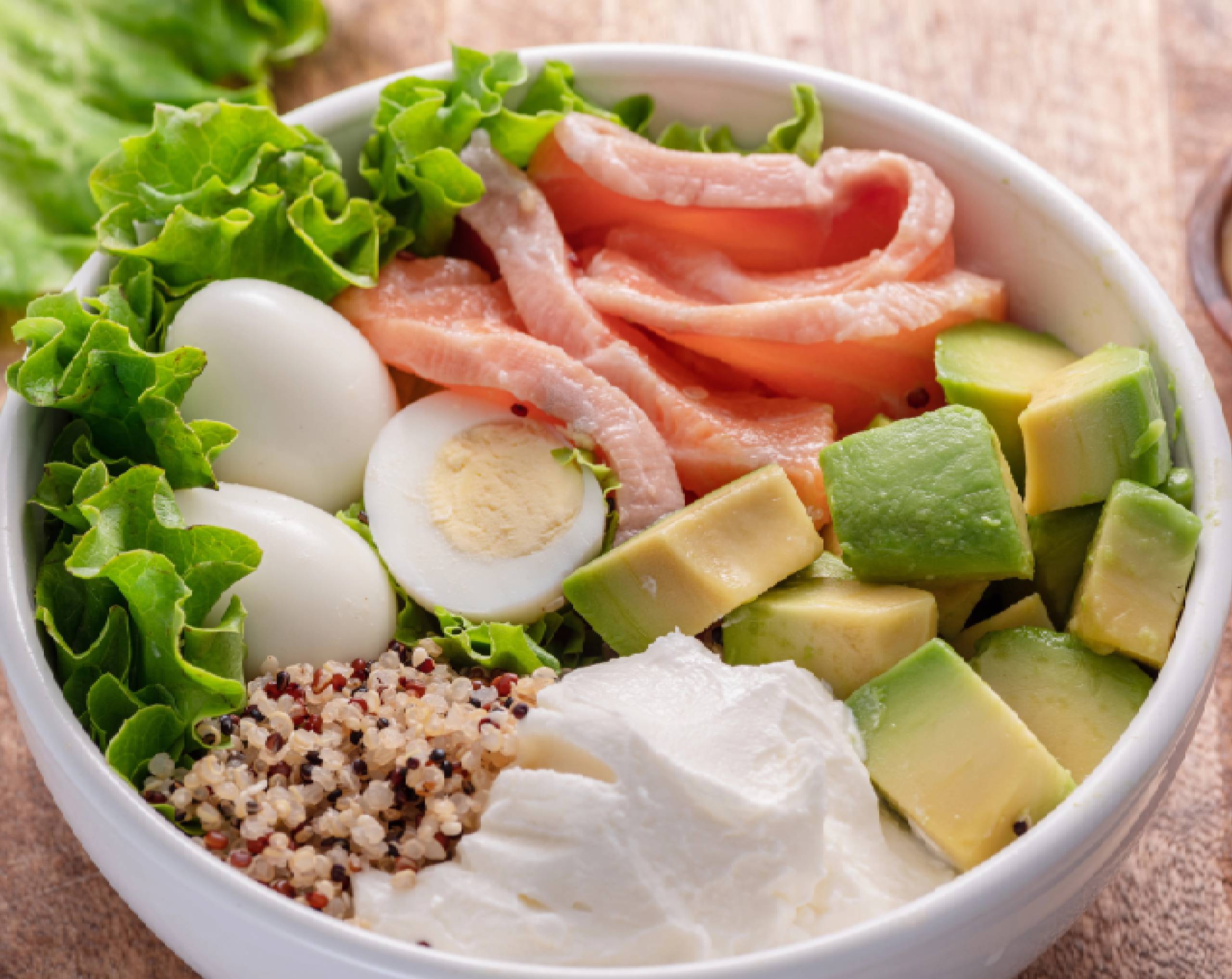 Plato de alimentos recomendados para cuidar la salud renal y proteger a los riñones.