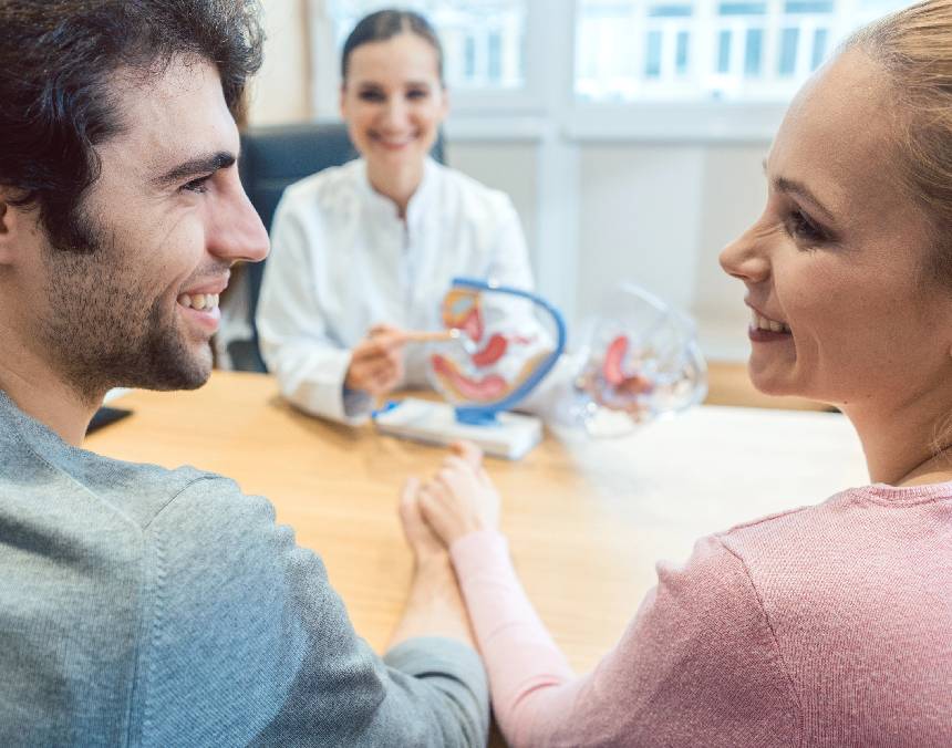 Una pareja de esposos en una clínica de fertilidad