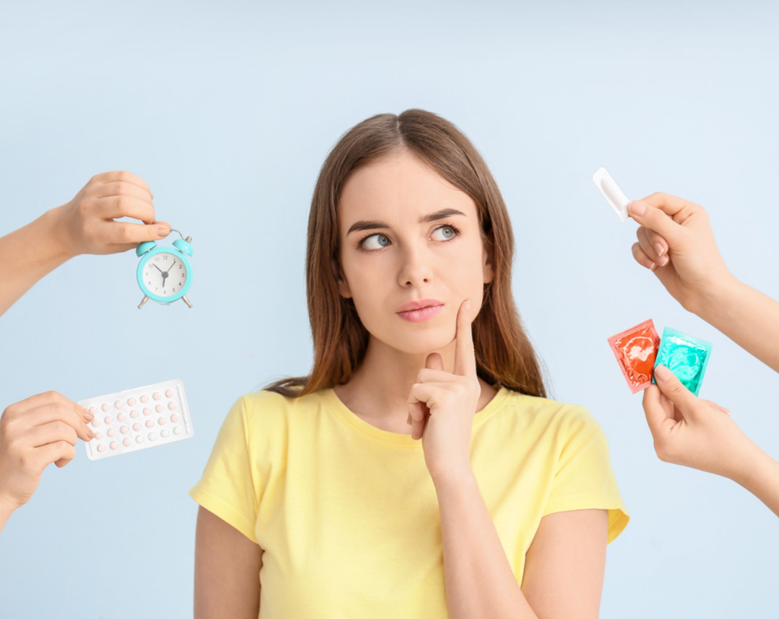 Mujer al centro sobre un fondo azul rodeada de distintos métodos anticonceptivos, en representación de la planificación reproductiva y el ciclo menstrual.
