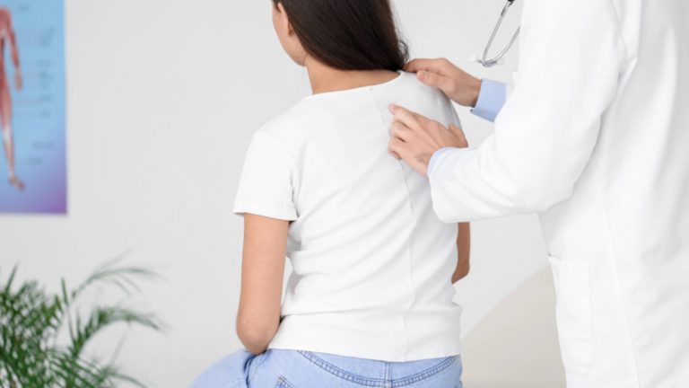Escoliosis | Señales de alerta en niños y adultos
