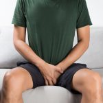 Hombre de mediana edad con dolor en la zona pélvica-genital, posible síntoma de infección como la gonorrea.