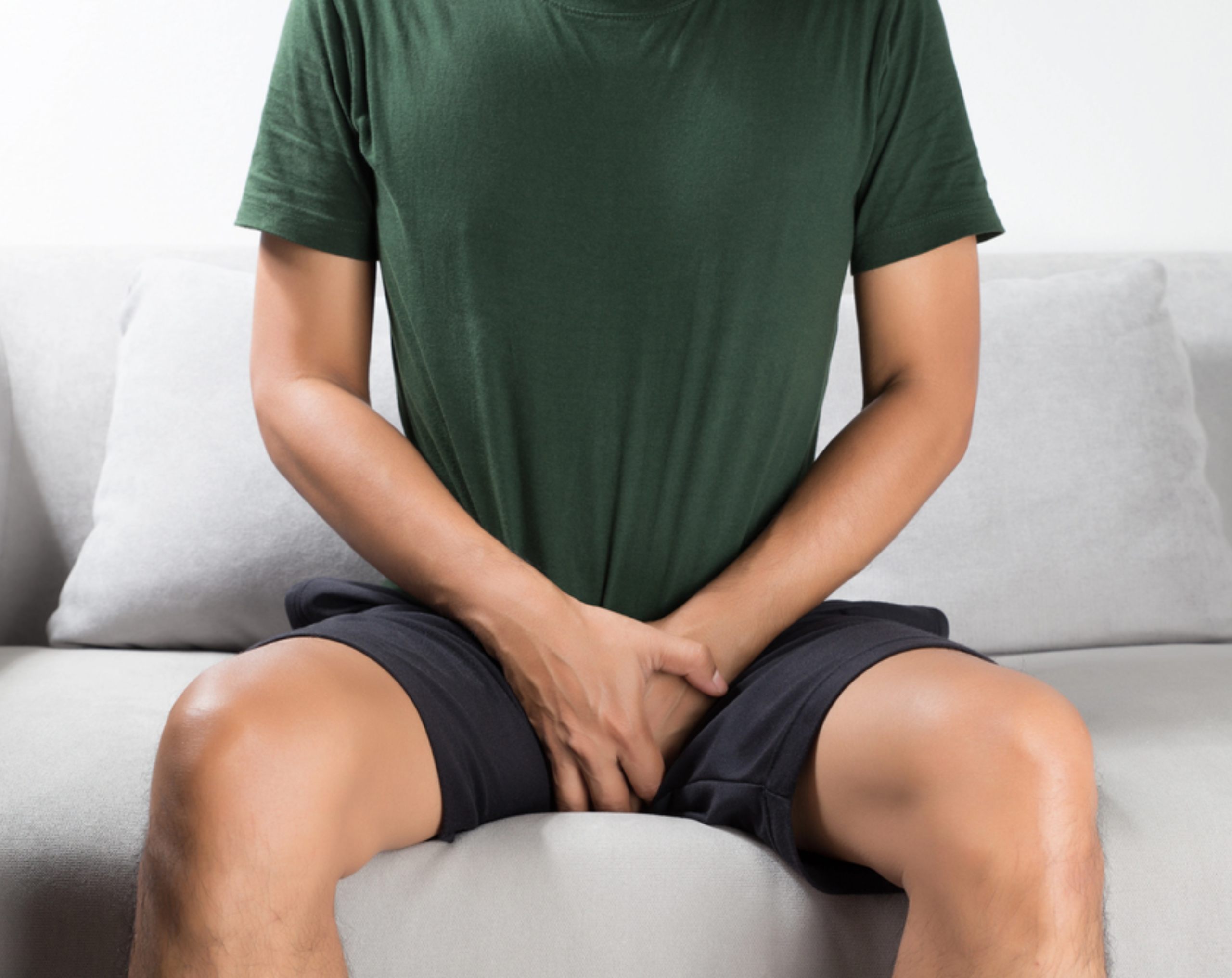 Hombre de mediana edad con dolor en la zona pélvica-genital, posible síntoma de infección como la gonorrea.