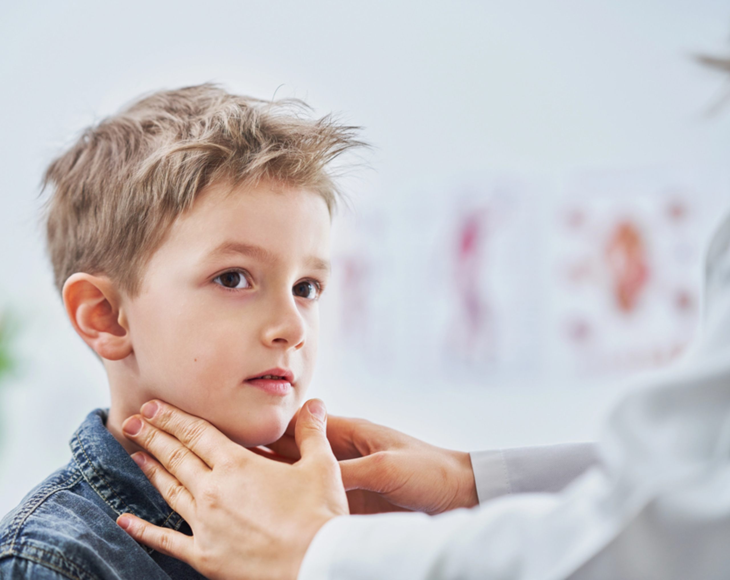 Niño de 6 años en consulta médica con inflamación de las mejillas, síntoma característico de las paperas.