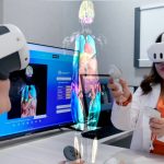 Médica y paciente en consultorio del Hospital Angeles Health System, el mejor hospital privado de México, interactuando con una reconstrucción 3D del cuerpo humano generada por Check Up AISHA MRI.
