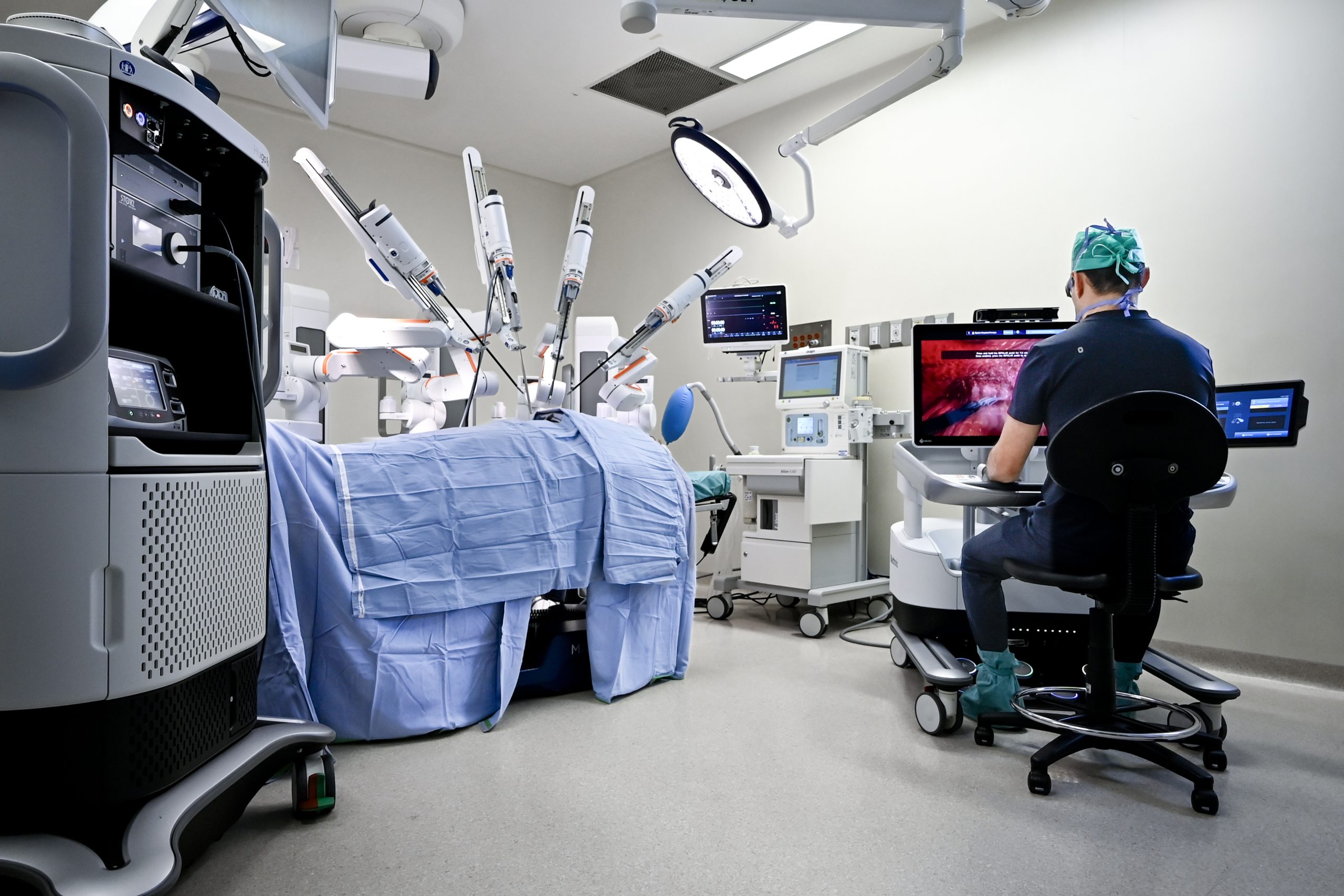 Robot Hugo™-RAS asistiendo a un cirujano durante una intervención quirúrgica en el Hospital Angeles Acoxpa.