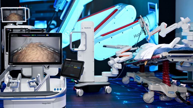 Presentan primer robot Hugo RAS en Hospital Angeles Acoxpa