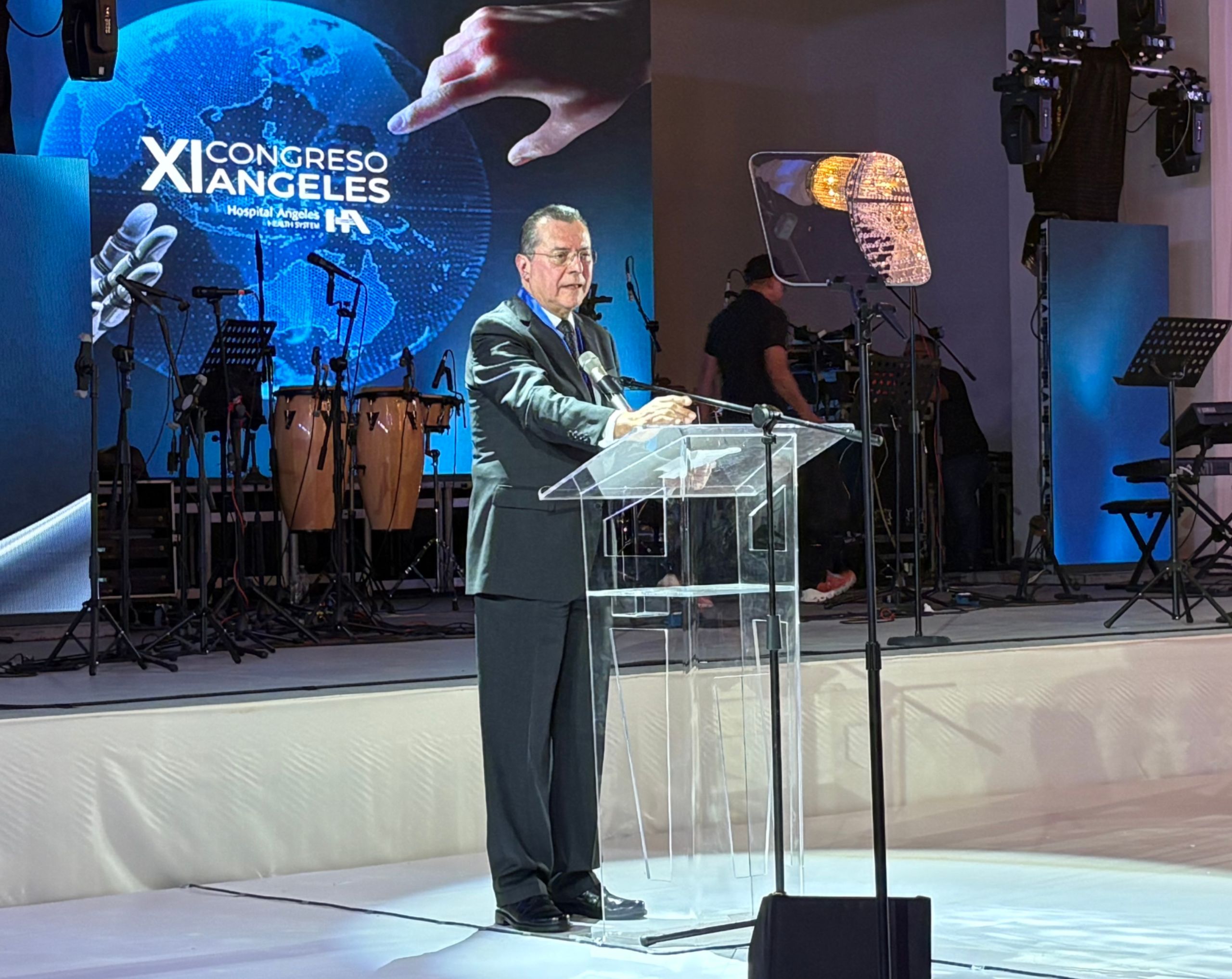 Dr. Sifuentes Osornio recibiendo el Premio Angeles 2025 durante la XI edición del Congreso Médico Angeles.