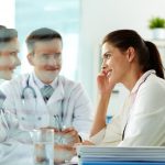 Médicos expertos de Hospital Angeles en consulta con una paciente feliz, dentro del marco de la certificación Accreditation Canada.