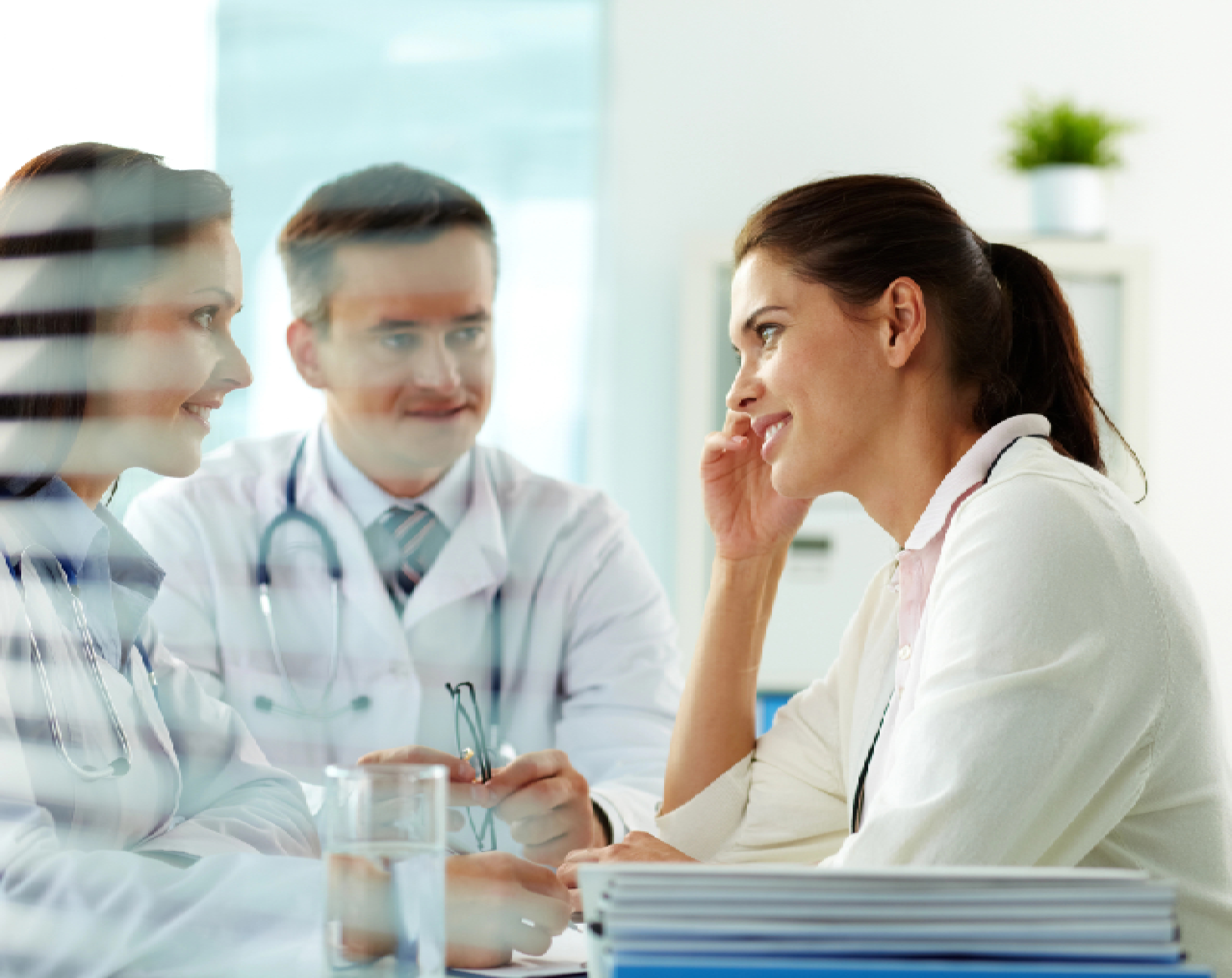 Médicos expertos de Hospital Angeles en consulta con una paciente feliz, dentro del marco de la certificación Accreditation Canada.