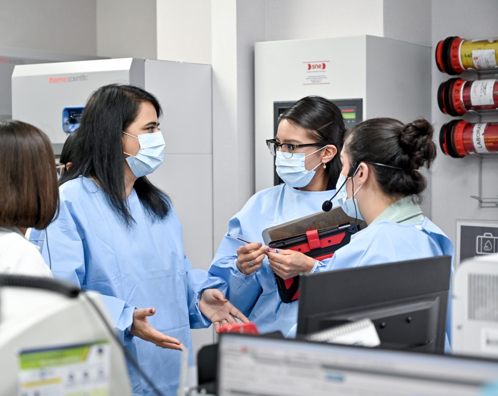Profesionales de la salud en laboratorio de Hospital Angeles en el proceso de acreditación de Joint Commission International.