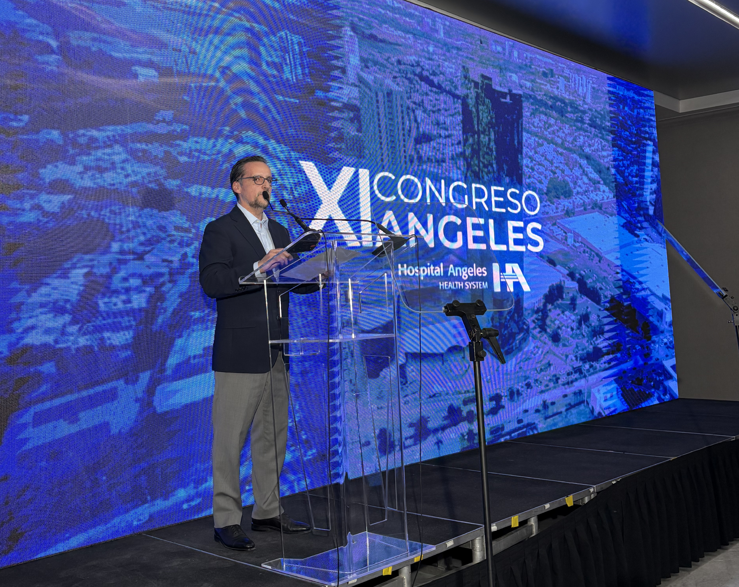 El Lic. Jesús Ruiz, Director General de Hospital Angeles Health System, habla en el cocktail de bienvenida sl XI Congreso Angeles.