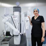 Cirujana del Hospital Ángeles Lindavista de pie junto al robot quirúrgico Da Vinci durante una intervención; es la primera mujer en operar con esta plataforma en el ISSSTE.