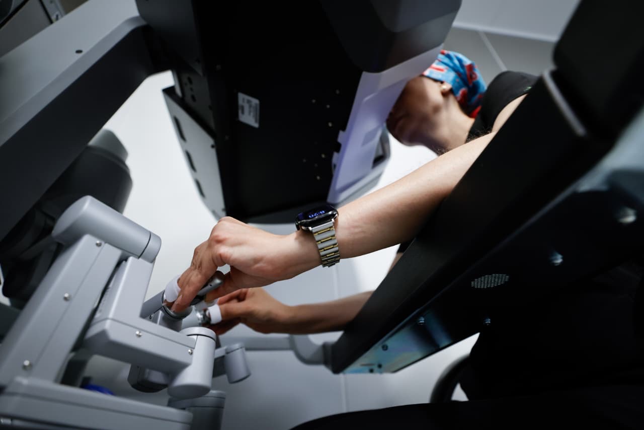 Cirujana del Hospital Angeles Lindavista realiza una histerectomía asistida por el robot quirúrgico Da Vinci dentro de un quirófano.