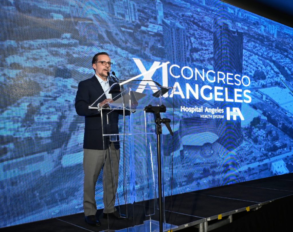 El Lic. Jesús Ruíz, Director General de Hospital Angeles Health System, en el cóctel de bienvenida del XI Congreso Angeles en Hospital Angeles Andares, frente a una pantalla azul.