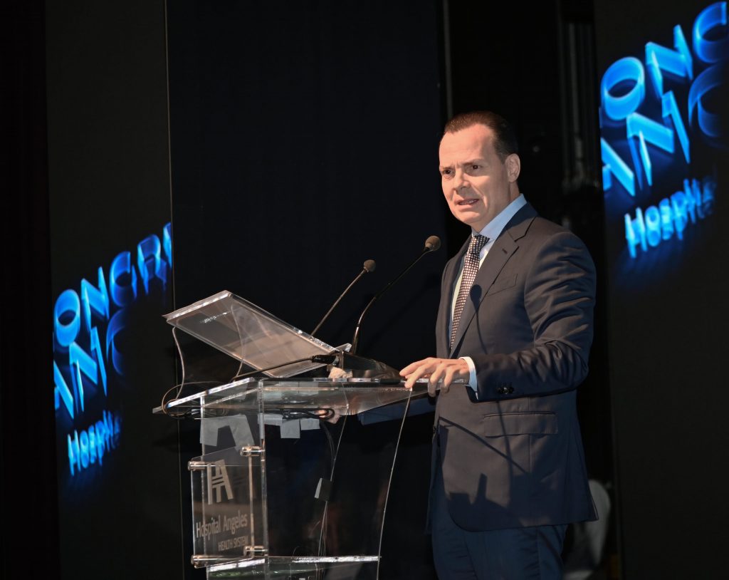 El Lic. Olegario Vázquez Aldir en el podio, dando las palabras de bienvenida al XI Congreso Angeles en Guadalajara, Jalisco.