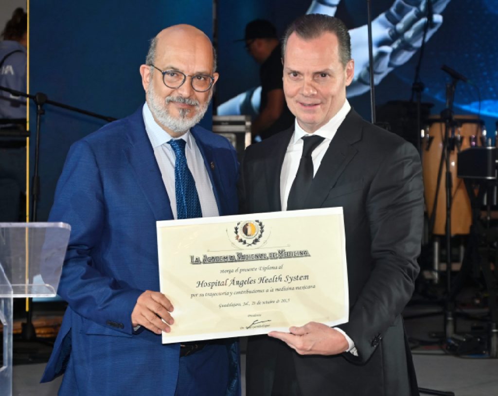 El Dr. Raúl Carrillo Esper, Presidente de la Academia Nacional de Medicina, entrega reconocimiento a Olegario Vázquez Aldir en el XI Congreso Angeles.