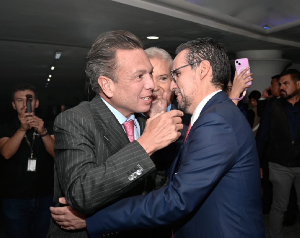 El Lic. Pablo Lemus Navarro, Gobernador de Jalisco, invitado de honor al XI Congreso Angeles, saluda al Lic. Jesús Ruiz López.