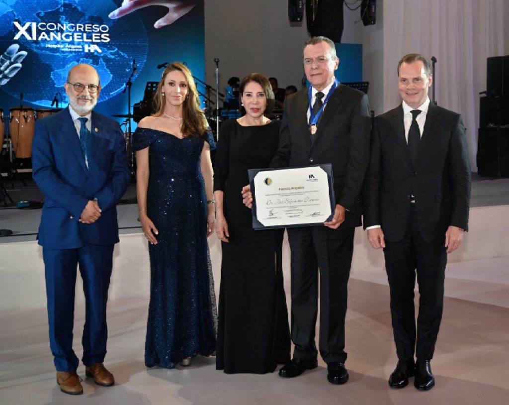 El Dr. José Sifuentes Osornio, Director del Instituto Nacional de Ciencias Médicas y Nutrición Salvador Zubirán (INCMNSZ) y Médico Internista de Hospital Angeles Pedregal, recibe el Premio Angeles 2025 por su trayectoria y valor a la salud en México.