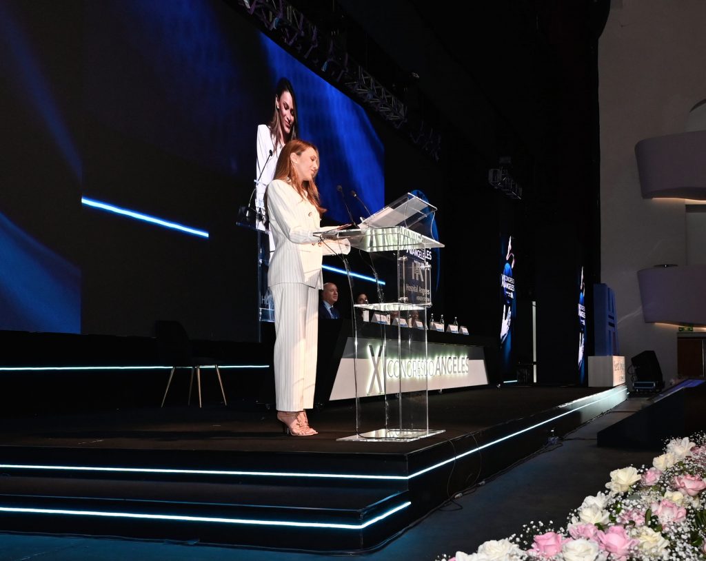 La Sra. Marcela Garza de Vázquez, Presidenta Honoraria del Congreso, dando unas palabras en la inauguración del Congreso de Enfermería 2025.
