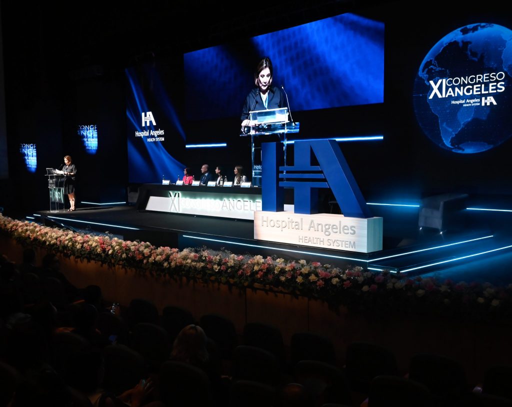 María del Pilar Maqueo, Directora Corporativa de Enfermería, en el podio dando la bienvenida al Congreso de Enfermería 2025 en PALCCO.